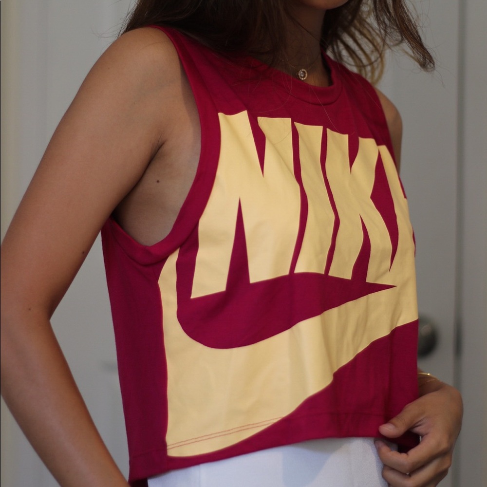 ๐3 for $15 SALEโจ Nike Sportswear Essential Tank - Picture 2 of 3